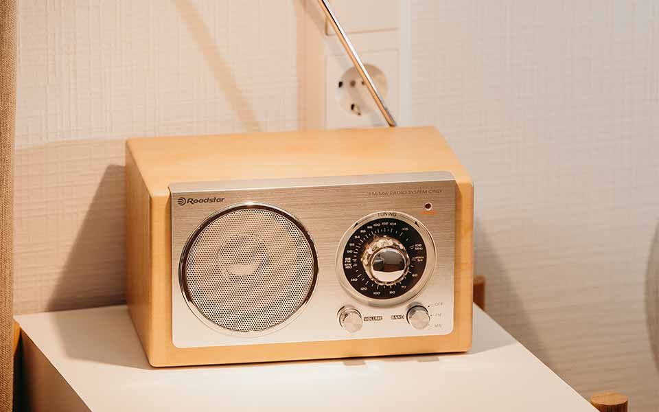 Retro-FM-Radio auf Nachttisch.